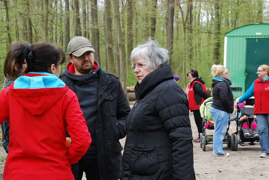Nach getaner Arbeit: Eislebens Oberb&uuml;rgermeisterin Jutta Fischer im Gespr&auml;ch mit der Leiterin der Kindertagesst&auml;tte "Borstel", Anke Rabenhold, und Mario Galonska vom Elternkuratorium der Kindertagesst&auml;tte.