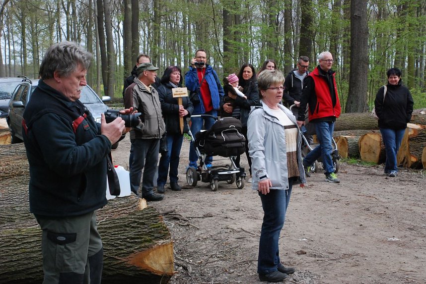 B&auml;rbel Nothmann begr&uuml;&szlig;t die Teilnehmer der Generationenwald-Aktion.