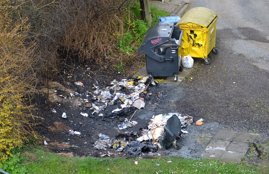 Ende eines Feuers in der Walpurgisnacht. Es hat Werte zerst&ouml;rt, Anwohner in Angst und Schrecken versetzt, Feuerwehrleute trotz gro&szlig;er Souver&auml;nit&auml;t beim L&ouml;schen Gefahren ausgesetzt und Freizeit gestohlen und die Stadt ein weiteres Mal den unberechtigten Ruf ausgesetzt, dass es hier unsicher sei, zu leben. Jeder hofft jetzt, dass die T&auml;ter schnellstens ergriffen werden.