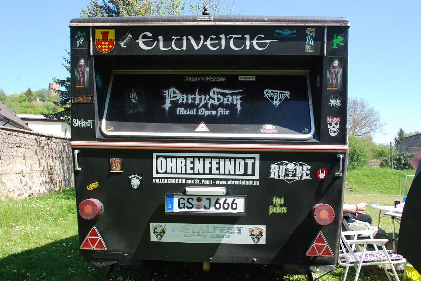 Ferien- und Festivalwohnung: Im Wohnwagen unterwegs, dessen Beschriftung keinen Zweifel an der eigenen Musikleidenschaft l&auml;sst.