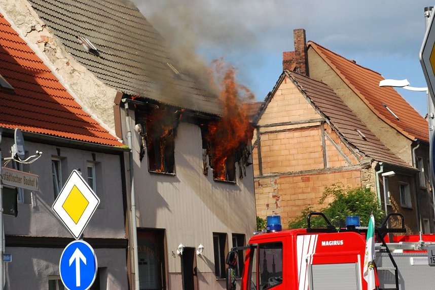 Die erste Feuerwehr ist eingetroffen.