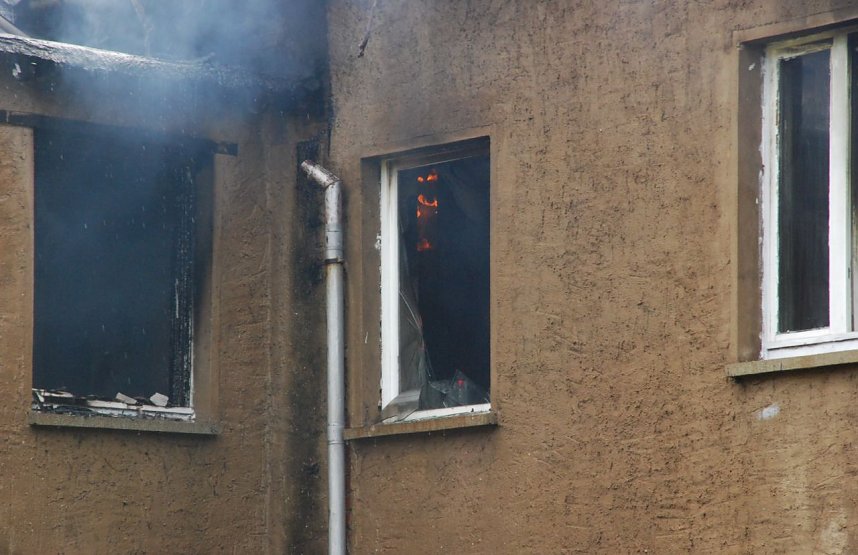 Im Haus lodern noch immer die Flammen.