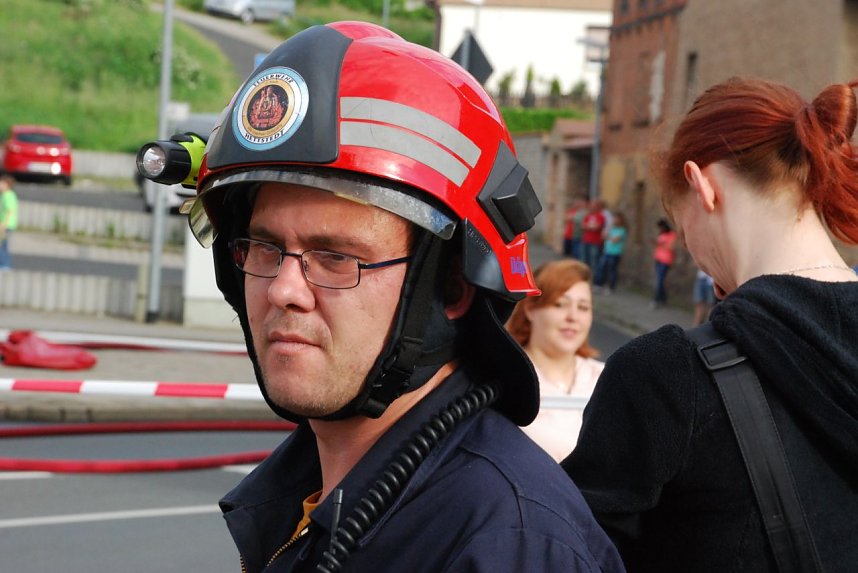 Die Anspannung steht dem Hettstedter Feuerwehrmann Christian Keuth ins Gesicht geschrieben. Der Einsatz dauerte mehr als eine Stunde und war erfolgreich: Es konnte Schlimmeres verhindert werden.