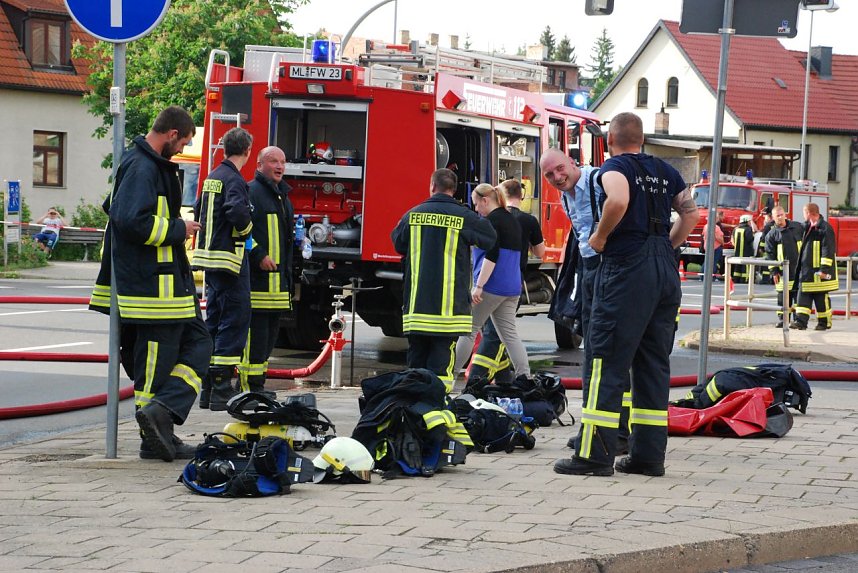 Erleichterung am Ende des Einsatzes. Nun hei&szlig;t es: Raus aus Hitze, Qualm und - Klamotten. Und: durchatmen.