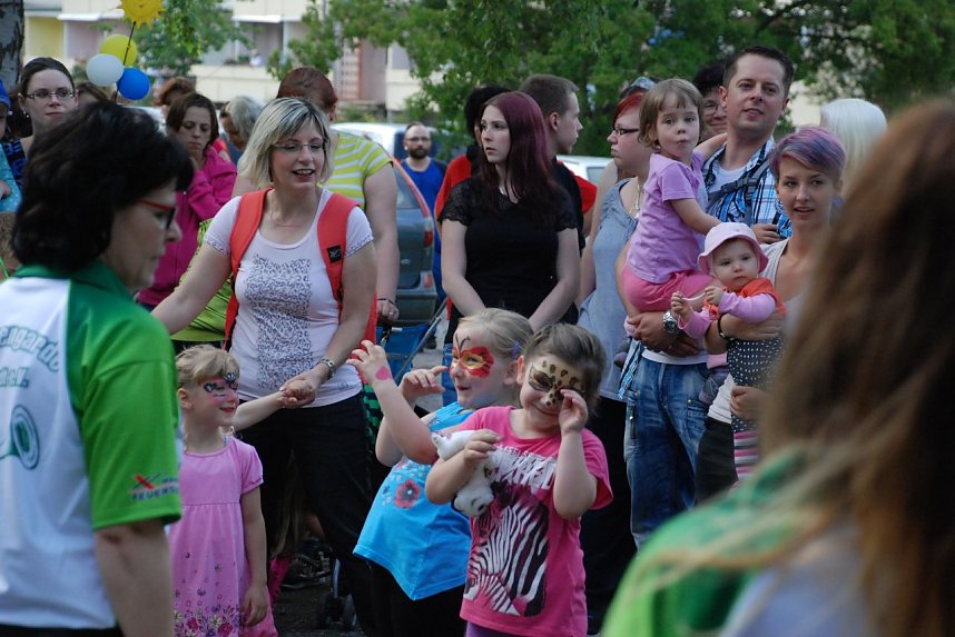 Musik h&ouml;ren ist gut, Musik spielen besser, und sei es nur in der Luft mit gedachten Instrumenten. Die geschminkten Kleinen zeigen, wie es geht.