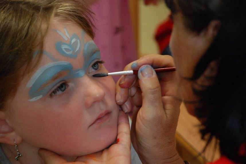 Ein Gesicht ver&auml;ndert sich: Ursula Prager schminkt die sechsj&auml;hrige Emilia.