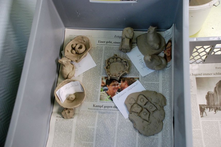 Kleine Kunstwerke aus Ton, welche die K&uuml;nstlerin Silke Becker mit nach Hause nimmt, dort trocknen l&auml;sst und brennt. Sp&auml;ter kehren sie zu ihren Sch&ouml;pfern nach Hettstedt zur&uuml;ck.