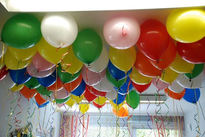 Hier im Kinderhaus "Sonnenschein" ging es heute rund und bunt zu, sogar an der Decke. Die Luftballons warteten auf ihren Einsatz beim Umzug und danach, als sie in den Himmel geschickt wurden.