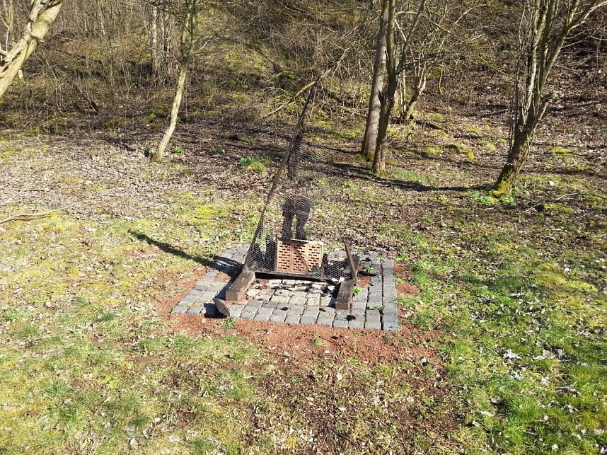 Das Insektenhotel wurde abgebrannt.