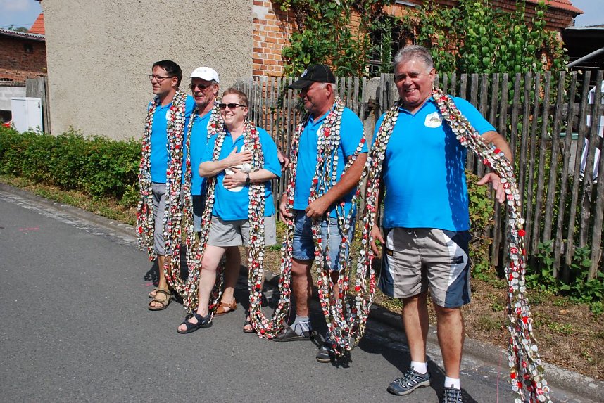 "Wir grinsen doch schon wie verr&uuml;ckt, mehr geht nicht." "Macht mal hin, die Kette ist schwer." - Weltrekord &uuml;ber den Schultern tragen und dann noch l&auml;cheln m&uuml;ssen - also, die Fotografen verlangen wirklich allerhand von einem...