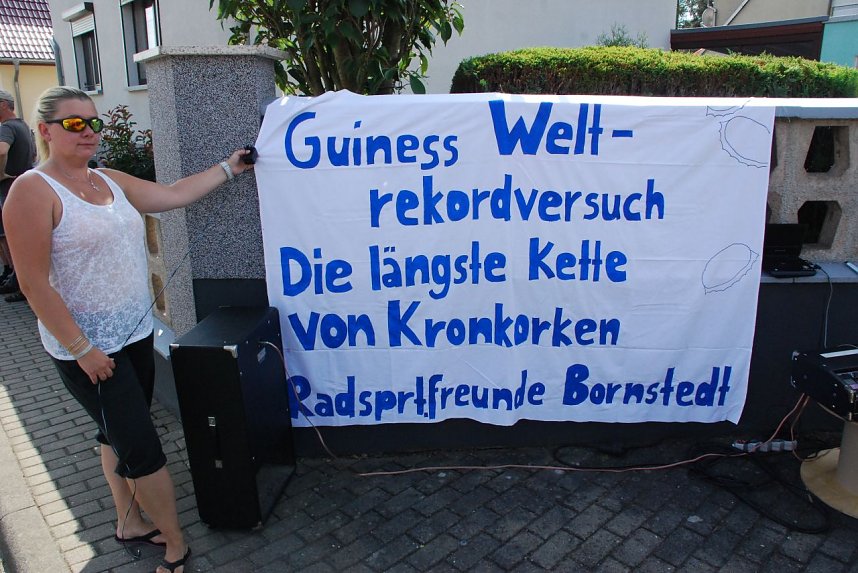 Darum ging es heute. Vor dem Zusammenfalten des Transparents zieht es Steffi Rinkleib vom Radsportverein nach einmal f&uuml;r uns glatt.