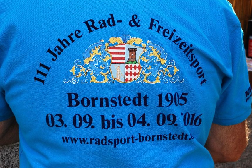 Die Bornstedter verstehen zu feiern: Lassen das Bier die anderen trinken, bauen aus den Flaschenverschl&uuml;ssen ein Weltrekordteil und k&ouml;nnen morgen auch noch - sie sind ja n&uuml;chtern geblieben - auf's Rad steigen und zur Freude eines begeisterten Publikums den n&auml;chsten Weltrekord ansteuern.