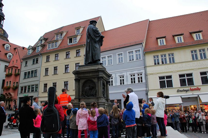 Da steht er nun in ganzer Pracht - Martin Luther. Im Jahr 1883 erstmals aufgestellt, verlie&szlig; der Reformator den Platz vor dem Eisleber Rathaus seitdem stets nur, um gereinigt und frisch gewachst zu werden - das vorige Mal vor 25 Jahren.