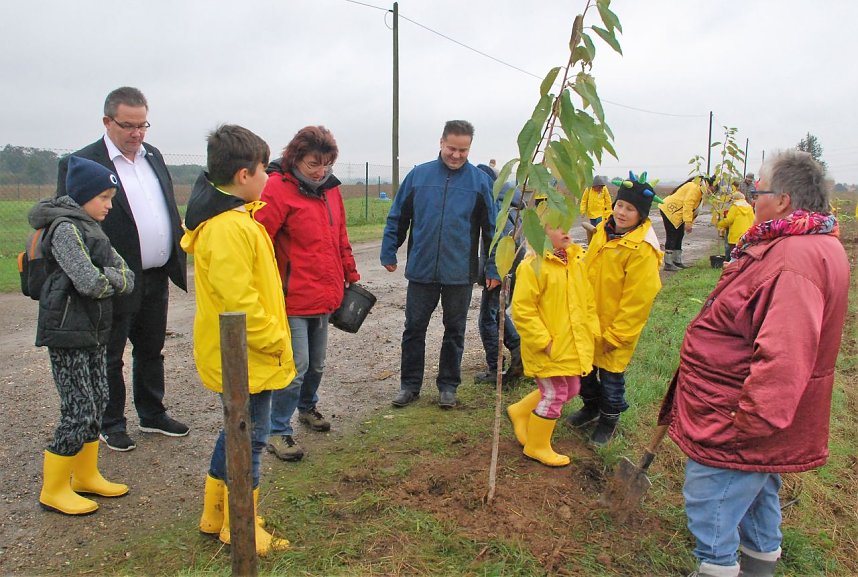 Gro&szlig;e Unterst&uuml;tzer von Umweltinitiativen sind AfD-Landtagsabgeordneter Jens Diederichs (2. v. l.) und FBM-Parteivorsitzender und Kreistagsmitglied Andreas Koch (5. v. l.).