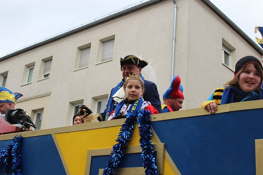 N&auml;rrinnen und Narren ziehen durch die Stadt (2)