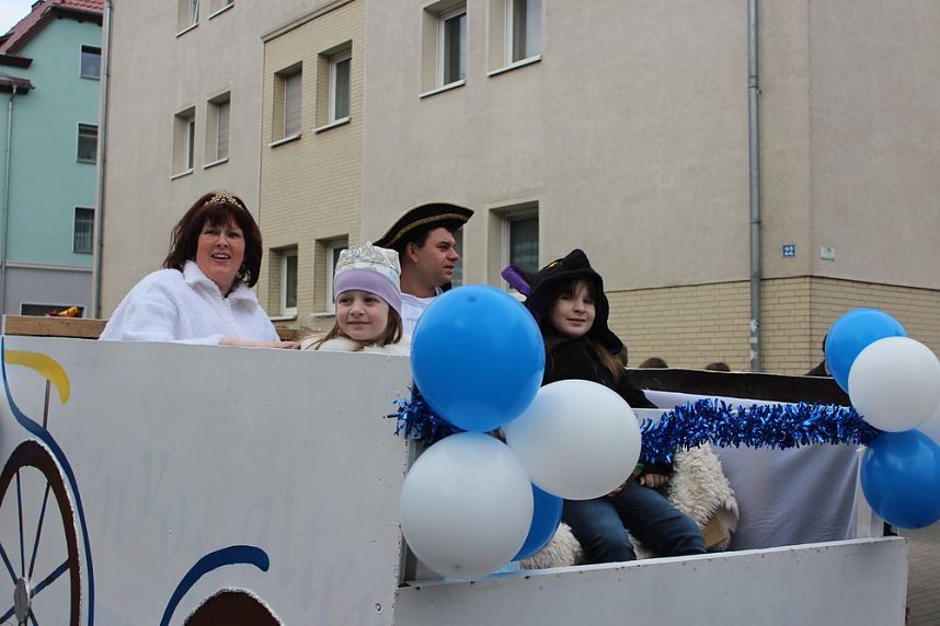 N&auml;rrinnen und Narren ziehen durch die Stadt (2)