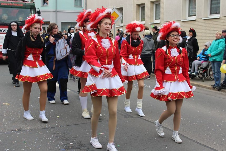 N&auml;rrinnen und Narren ziehen durch die Stadt (2)
