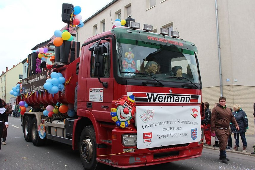 N&auml;rrinnen und Narren ziehen durch die Stadt (2)
