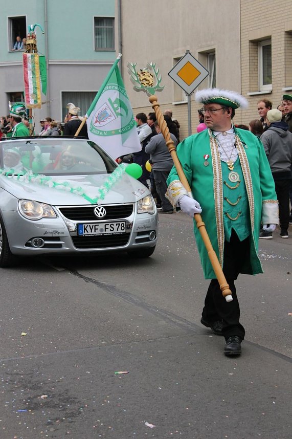 N&auml;rrinnen und Narren ziehen durch die Stadt (2)