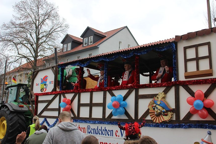 N&auml;rrinnen und Narren ziehen durch die Stadt (2)