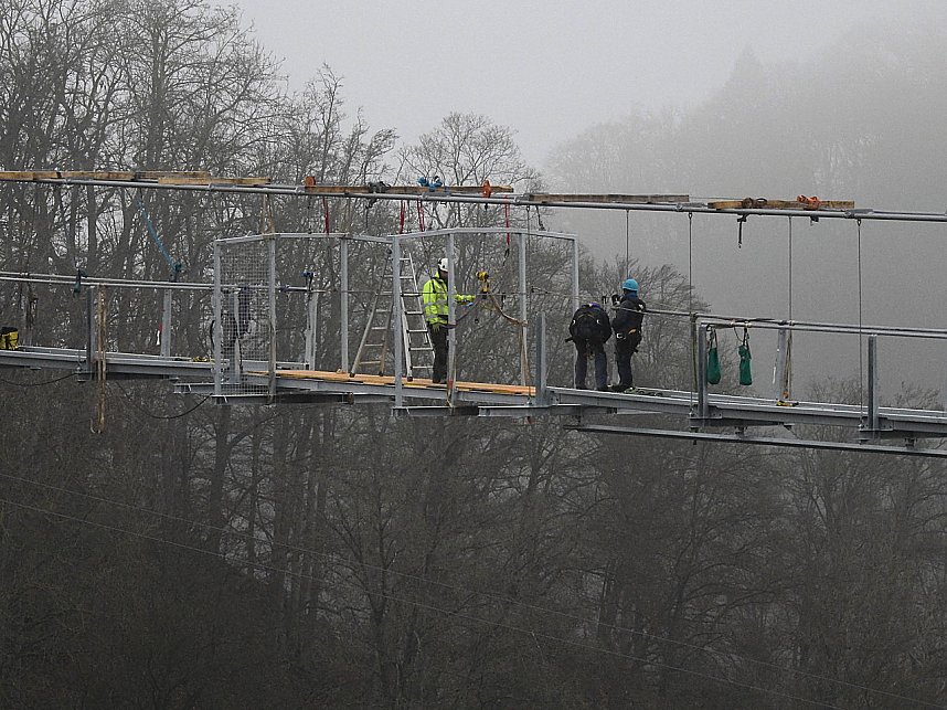 Abh&Atilde;&curren;ngen &Atilde;&frac14;ber der Talsperre