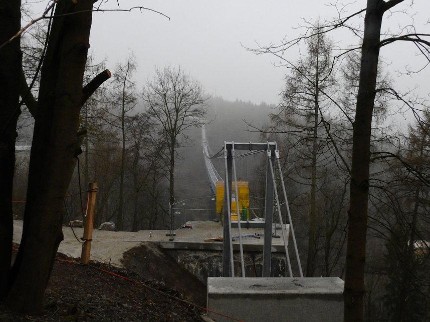 Abh&Atilde;&curren;ngen &Atilde;&frac14;ber der Talsperre