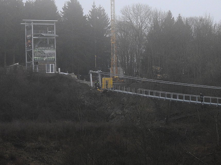 Abh&Atilde;&curren;ngen &Atilde;&frac14;ber der Talsperre