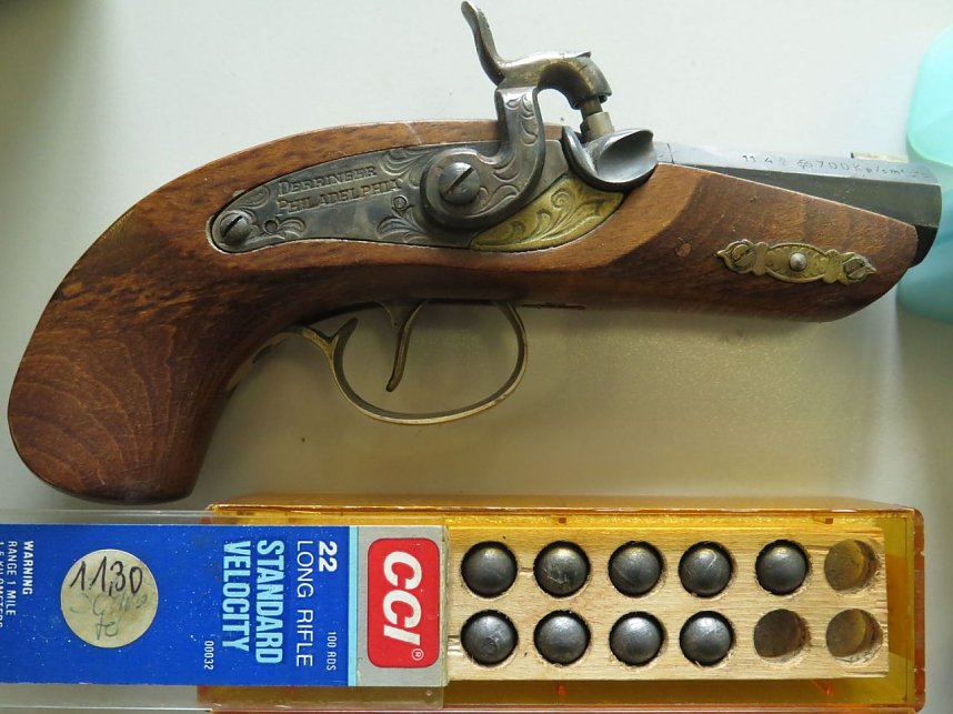 Pr&auml;sentation der sichergestellten Waffen und Munition