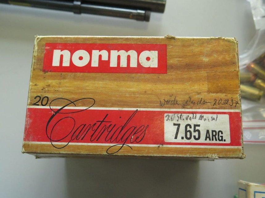 Pr&auml;sentation der sichergestellten Waffen und Munition