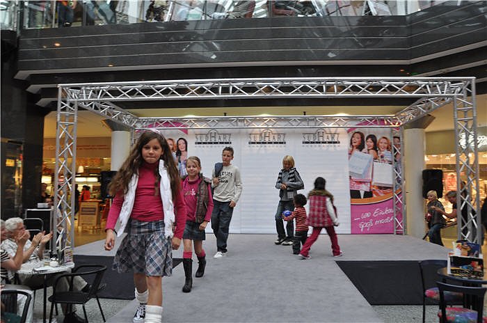 Modeschau in der Galerie