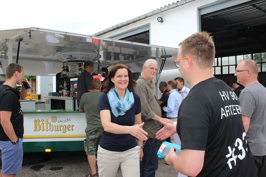 Sponsoren beim Schie&szlig;en auf dem Dickkopf