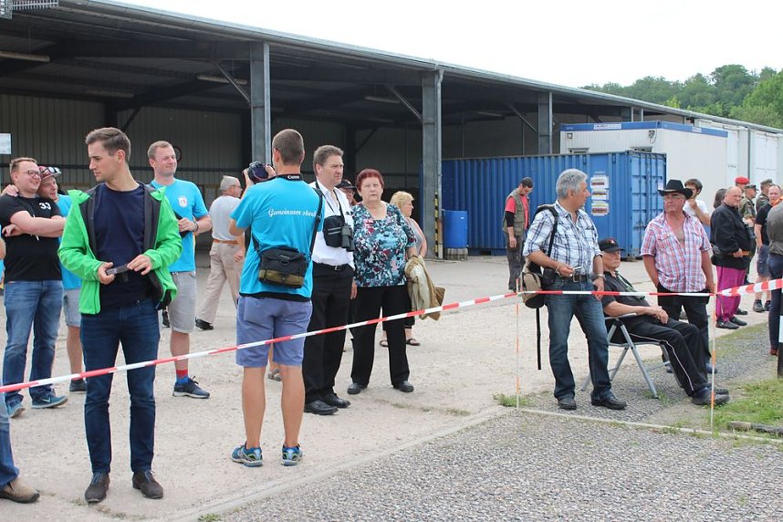 Sponsoren beim Schie&szlig;en auf dem Dickkopf