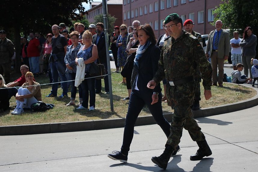 Einheiten der Bundeswehr verabschiedet