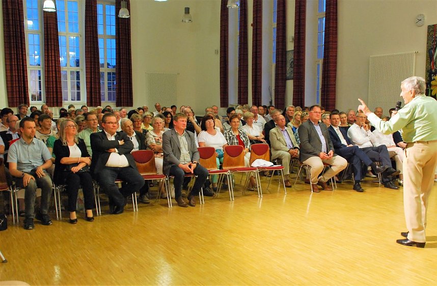 S&auml;nger und Organisator G&ouml;tz Schneegan&szlig; bei einer Solodarbietung