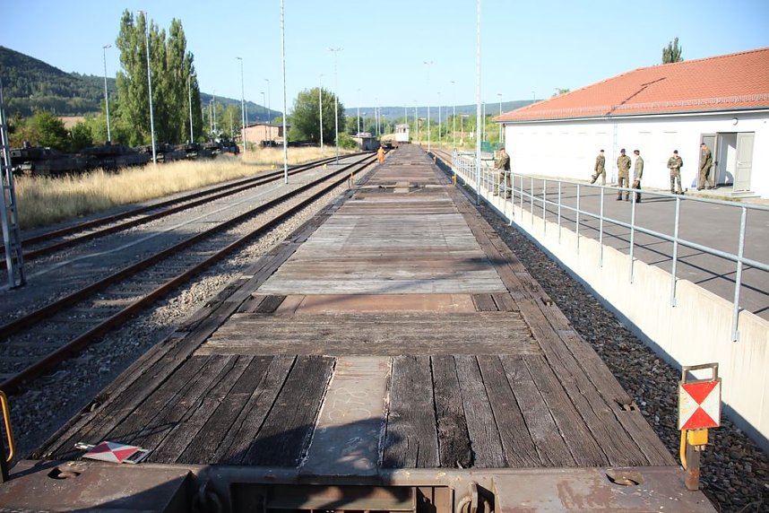 Panzer in Richtung Litauen verladen
