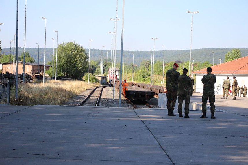 Panzer in Richtung Litauen verladen
