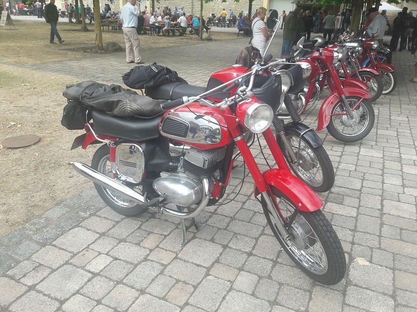 Trotz der wochenlangen Hitze kamen zum diesj&auml;hrigen Treffen &uuml;ber 100 Besitzer eines Mopeds, Motorrollers, Motorrades oder Dreirades der tschechischen Marken Jawa oder CZ auf das Gel&auml;nde der Festscheune in R&ouml;blingen am See (Sachsen-Anhalt)