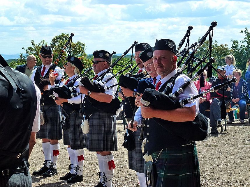 Barbarossa Pipers & Drums am Kyffh&auml;user