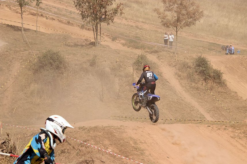 Fliegende Maschinen am Weinberg