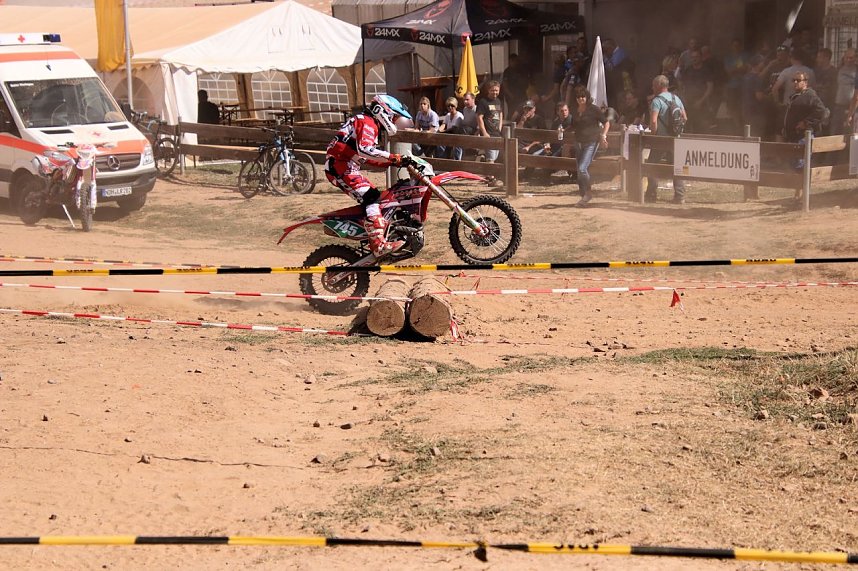 Fliegende Maschinen am Weinberg