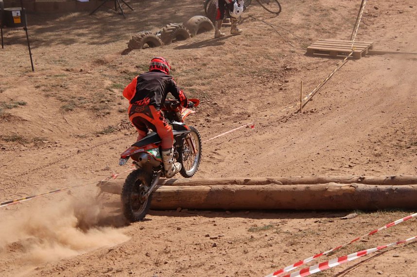 Fliegende Maschinen am Weinberg