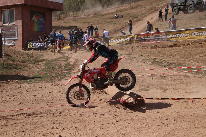 Fliegende Maschinen am Weinberg