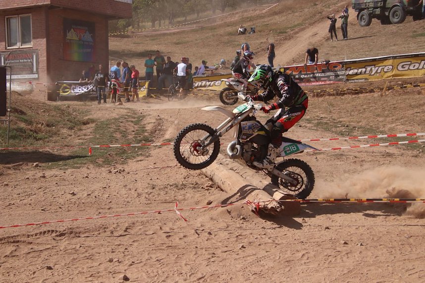 Fliegende Maschinen am Weinberg