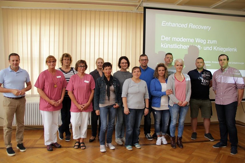 Chefarzt Dr. med. Birke mit einigen Teilnehmern der Fortbildung