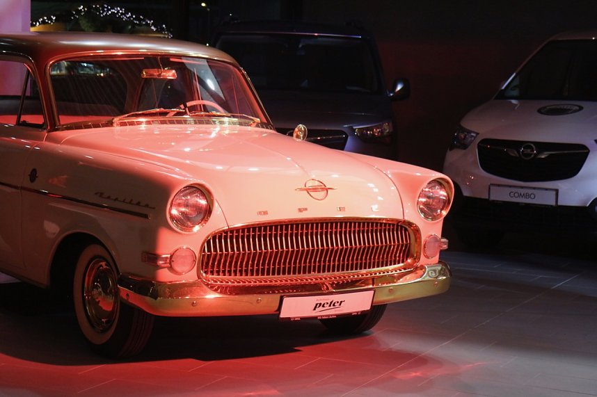 Er&ouml;ffnung des Opel-Autohauses