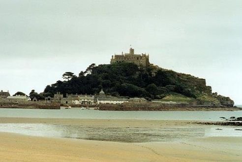  St. Michael&acute;s  Mount ist ein bekanntes Postkartenmotiv. Bei Flut kann die Insel nur per Boot erreicht werden.