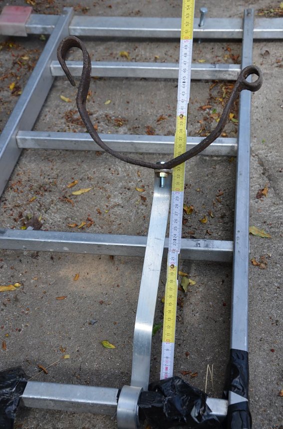 Detailaufnahme einer der Vorrichtungen aus Flachstahl und einem umgearbeiteten alten T&uuml;rband (kleinere &Ouml;se ehemals zum Einh&auml;ngen des T&uuml;rhaspens)