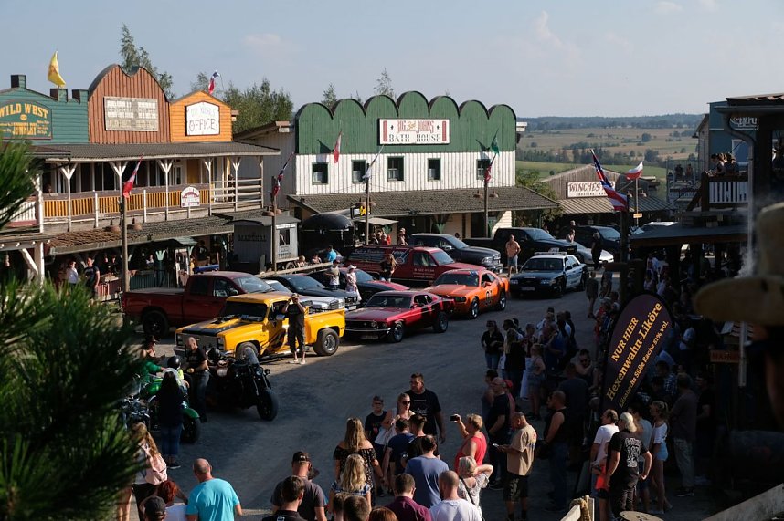 US-Cars in der Westernstadt
