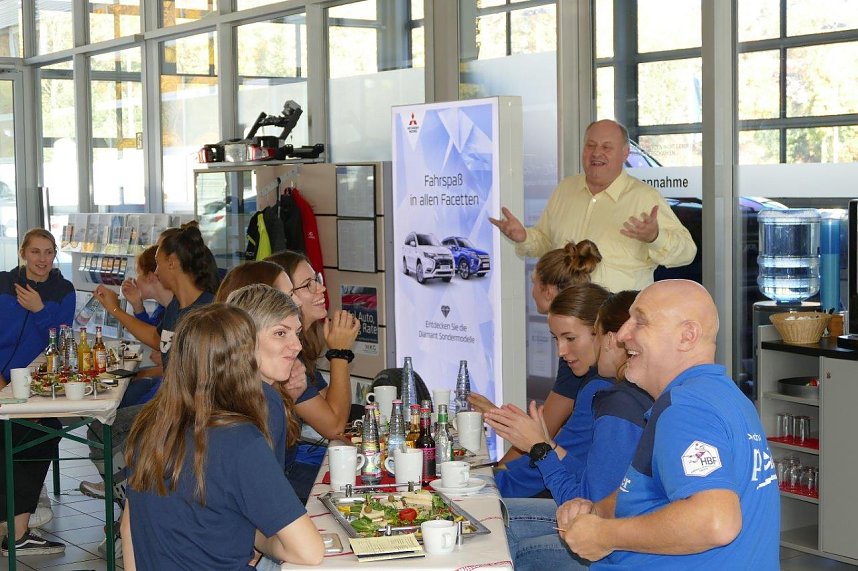 Autos an THC-M&auml;dels &uuml;bergeben