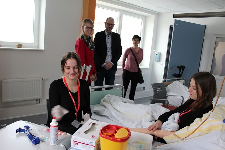 Sch&uuml;lerinnen des Helios Bildungszentrums zeigen, wie sie lernen, Blut abzunehmen.